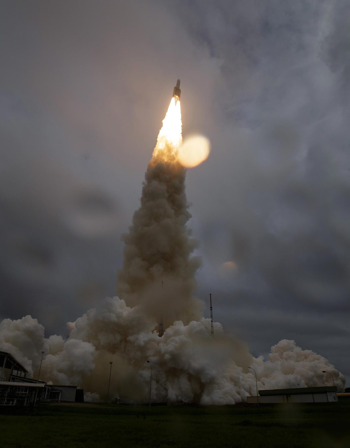 Roket Arianespace Ariane 5 diluncurkan dengan Teleskop Luar Angkasa James Webb NASA pada 25 Desember 2021, dari Zona Peluncuran ELA-3 Pelabuhan Antariksa Eropa di Pusat Antariksa Guiana di Kourou, Guyana Prancis, Kredit: NASA/Bill Ingals